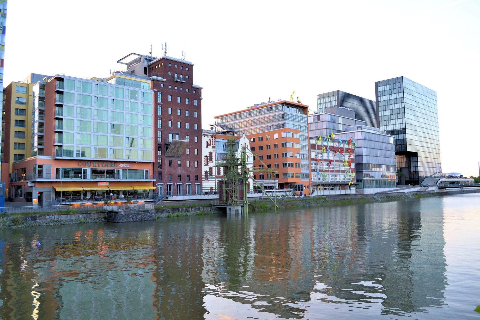 Hotel Courtyard Düsseldorf Hafen Exterior foto